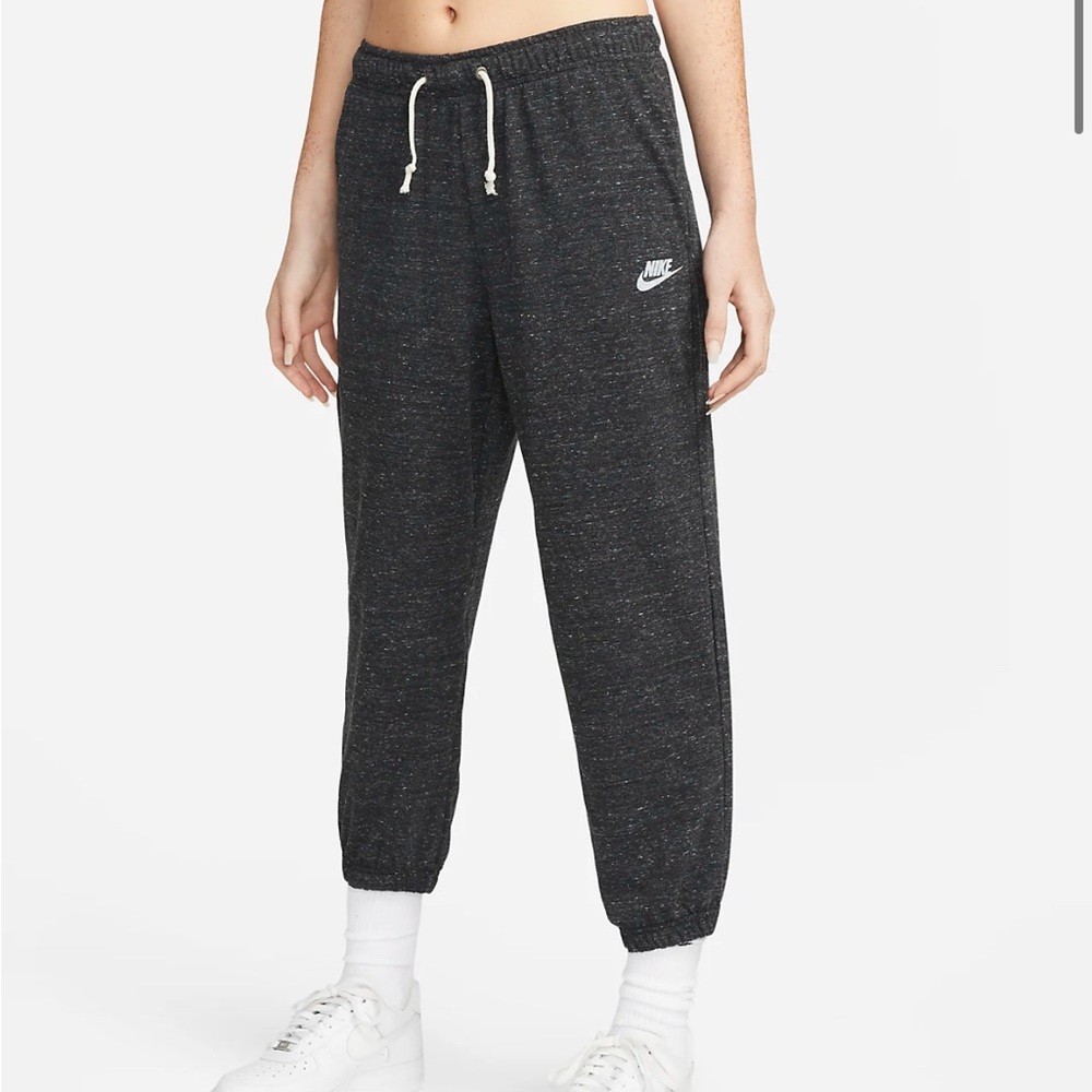 Nike loose fit mid rise women’s joggers! Never worn! With tags!